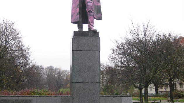 Neznámí vandalové poškodili sochu maršála Koněva na náměstí Interbrigády v Praze 6 (20.11.2014)