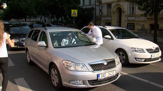 Prask radn Petr Dolnek rozdval idim v kolonch u Letenskho nmst jzdenku opravujc cestovat praskou MHD 1. ervence cel den zdarma. Podpoil tak prodej ronch kupon, jejich cena se sniuje o vce ne tisc korun (26.6.2015)