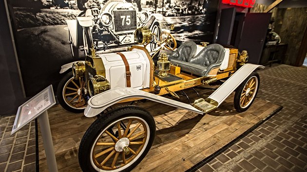 Unikátní muzeum veteránů v Nové Bystřici láká od soboty k návštěvě. Má největší sbírku předválečných amerických vozů v Česku. Na snímku je Ford T z roku 1912, nejstarší exponát výstavy.