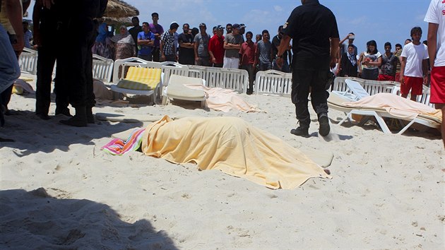 Těla obětí ležela po útoku přímo na pláži  (26. června 2015)