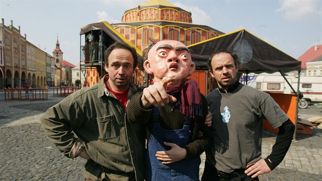 Brat�i Formanov� si letos v �esku vybrali jen jedno m�sto, kde vystoup�. �apito postav� u z�mku ve ���ru nad S�zavou.