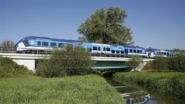 Na modernizovan trati z Hradce Krlov do Trutnova by mohly jezdit vlaky pezdvan ralok (RegioShark). Motorky vyrb polsk PESA.