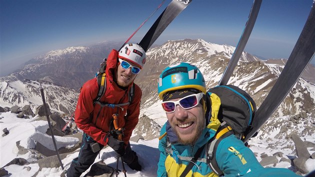 Vrcholek Takht-e Solleyman (4 650 m) v Íránu byl pokořen. A teď na lyžích dolů.