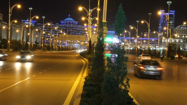 Centrum nočního Ašchabadu, hlavního města Turkmenistánu, hýří neony.