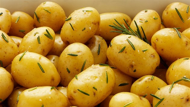 Chu� ran�ch brambor nejl�pe vynikne s m�slem, sol� a bylinkami.