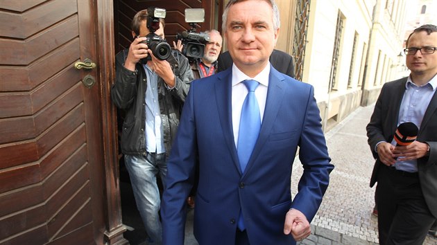 Kancléř prezidenta Vratislav Mynář předal ve Sněmovně své majetkové přiznání poslankyni STAN Věře Kovářové (Praha, 23. června 2015)