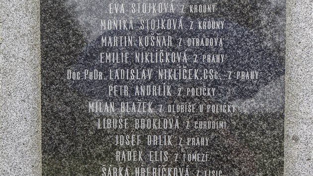 Jména obětí na pomníku.