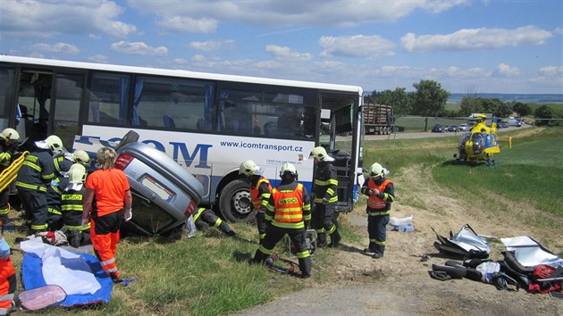 V ervnu 2015 skonilo auto po nrazu na stee a namknut pod autobusem. idika zemela.