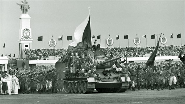 vodn scna vystoupen eskoslovensk armdy pi prvn spartakid na Strahovskm stadionu v Praze (erven 1955)