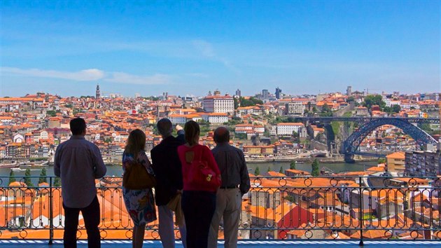 Pohled na pravý břeh řeky Douro a slavný Seyrigův most