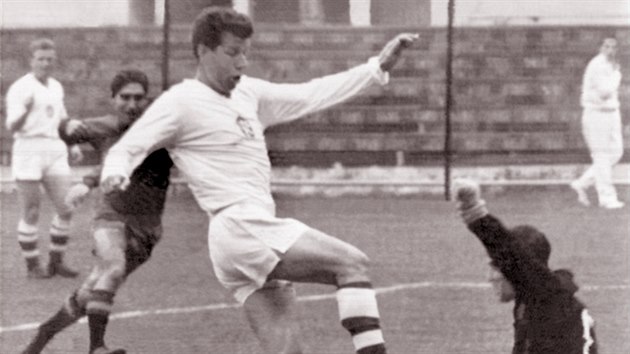 Československý reprezentant Josef Masopust před španělským gólmanem Sedrunem při utkání fotbalového mistrovství světa v Chile. (31. května 1962)