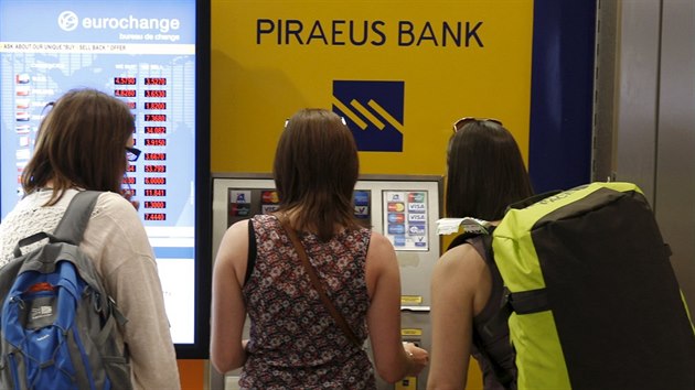 Turistky čekají u bankomatu na mezinárodním letišti v  Aténách. Podle vládního nařízení mohou Řekové vybrat z bankomatu na jednu kartu jen 60 euro denně. Majitelů zahraničních karet se omezení netýká. (29. 6. 2015)