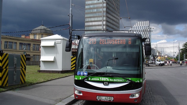 Elektrobus SOR EBN 11 u dobíjecího stanovit na elivského.