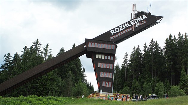Z v�e skokanského m�stku na Zadov� je rozhledna.
