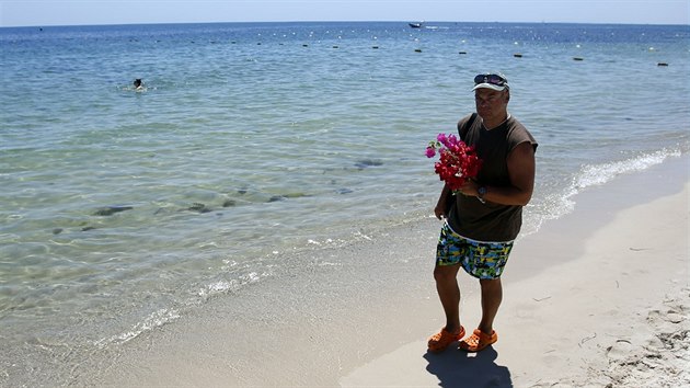 Turista piel poloit kvtiny na pl v Sousse, kde zatoil muslimsk terorista (27. ervna 2015).