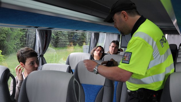 V dlkovm autobuse do Nmecka policist zadreli uprchlici z Turecka (27. ervna 2015).