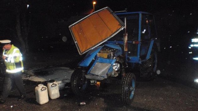 Opilý a zdrogovaný sedmatřicetiletý řidič na Kroměřížsku převrátil traktor, na němž s ním jely čtyři děti (27. června 2015).