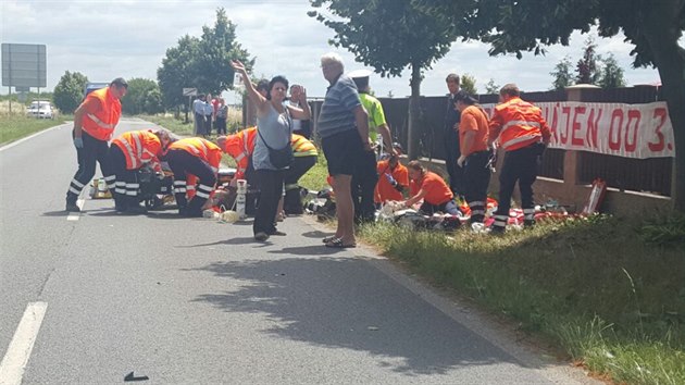 Nehoda motocyklista s automobilem v Kostelci nad Labem (28. ervna 2015).