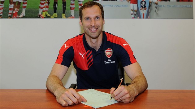 Petr Čech podepsal víceletý kontrakt s Arsenalem.