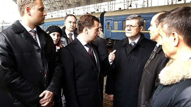 V noru 2011 se Alexandr Bortnikov a tehdej prezident Dmitrij Medvedv vydali zkontrolovat bezpenost eleznin dopravy. fovi sttnch drah vyetli, e u vstupu na ndra nejsou bezpenostn rmy a po celou dobu inspekce nepotkali ani jednoho policistu.