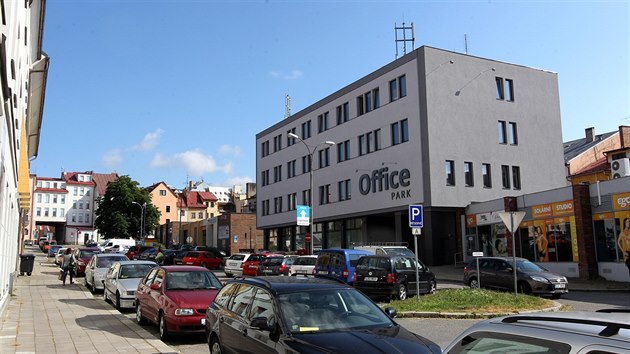 Opravená budova Snahy v centru Jihlavy. Modrá skla socialistického stavitelství zmizela, nahradila je nová šedá fasáda.