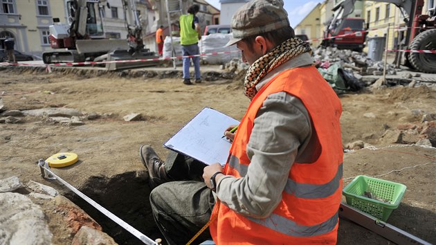 Archeologick przkum centra Potek vydal zajmav historick nlezy. Pod st nmst bylo mimo jin objeveno stedovk pohebit.