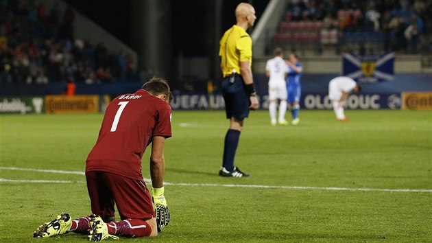 ZKLAMANÝ NA KOLENOU. Branká italské fotbalové reprezentace do 21 let Francesco...