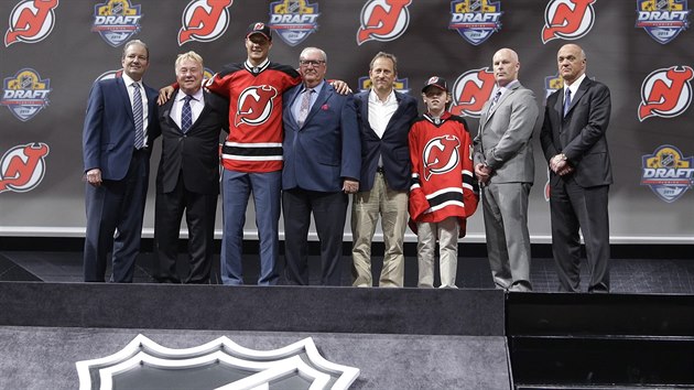 Pavel Zacha se svmi blzkmi a zstupci New Jersey, kte si eskho hokejistu vybrali v draftu NHL jako slo est.