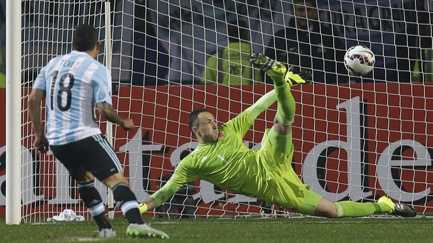 Argentinec Carlos Tevez promuje penaltu, kolumbijsk brank David Ospina se natahuje marn.