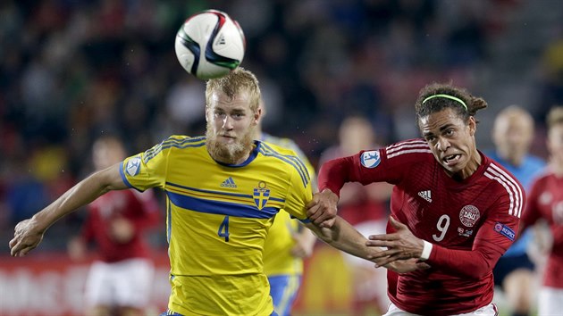 Filip Helander ze vdska (vlevo) a Dn Yussuf Poulsen bojuj o m v semifinle ME fotbalist do 21 let v Praze.