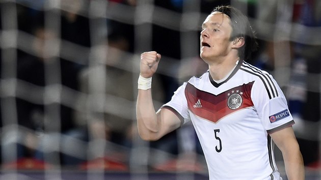 Německý záložník Nico Schulz se raduje ze vstřeleného gólu proti Česku.
