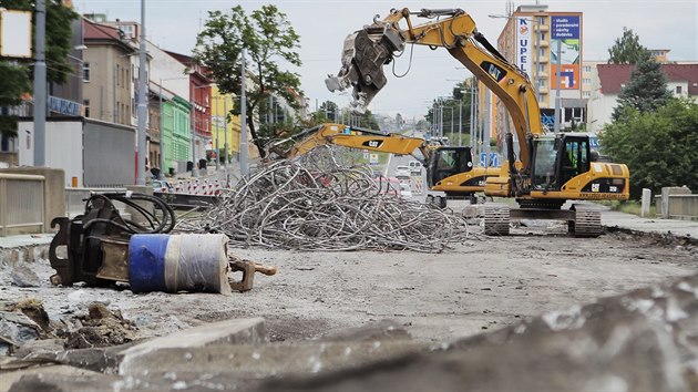 Bourn silninho mostu pes eku hlavu na Rokycansk td v Plzni. (25. ervna 2015)