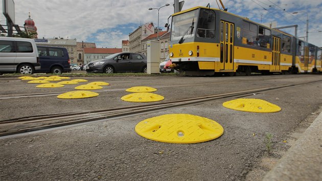 Reflexní boule mají upozornit �idi�e je�t� na vyasfaltované �ásti trati, �e po...