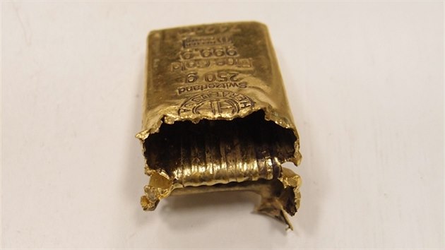 Padělaná zlatá cihlička, která byla zachycená před několika lety. Wolfram byl potažený jen tenkou vrstvou zlata.