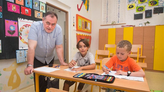 Ředitel Ludvík Zimčík přesvědčil lidi v Březové, aby své děti začali více posílat do místní školy, a přihlásil ji do ministerského experimentu, v němž se zkouší individuální vzdělávání i na druhém stupni