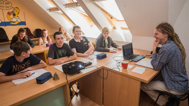 Škola v Březové má přes 400 žáků, z nichž 50 je v mateřské škole, přibližně 100 dochází každý den z okolí a zbytek studuje doma.