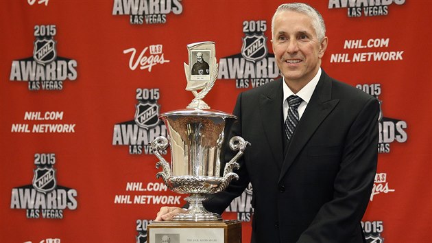 Bob Hartley z Calgary s Jack Adams Award pro nejlepho trenra NHL.