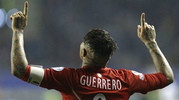 Perunsk fotbalista Jose Paolo Guerrero se raduje z jednoho ze svch t gl v duelu s Bolvi.