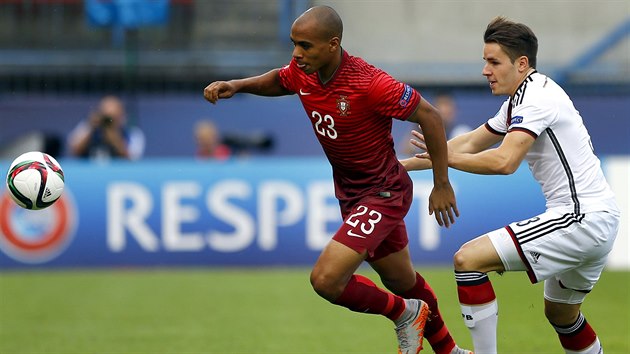 Portugalsk fotbalista Joao Mario (vlevo) unik ,   Christianu Gnterovi z Nmecka.