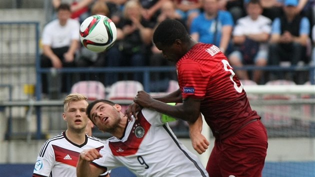 Portugalsk fotbalista William Carvalho (vpravo) v souboji s Kevinem Vollandem z Nmecka.