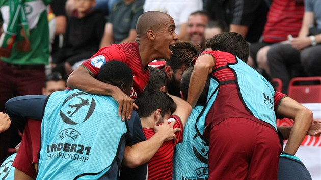 Portugal�tí fotbalisté se radují z pátého gólu v n�mecké brance.