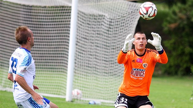 Olomouck fotbalista Vojtch tpn sleduje gliwickho branke Doba Rusova.