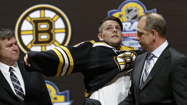 Jakub Zboil poprv oblk dres Boston Bruins.