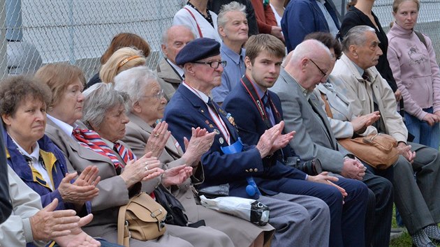 Lid si pipomnli pamtku obti politickch proces Milady Horkov ve vznici na prask Pankrci (27. ervna 2015).