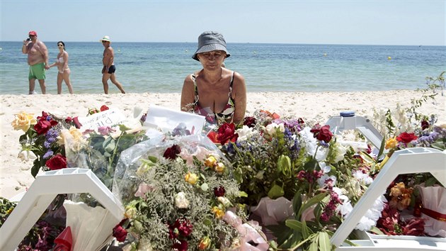 Turist uctvaj pamtku obt toku na pli v tunisk Sousse (28. ervna 2015).