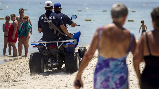 Na pli v tunisk Sousse hldkuj policist (28. ervna 2015).