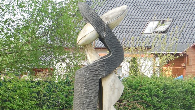 Prostějovská radnice se rozhodla rozprodat sochy darované umělci po sympoziích Hany Wichterlové. Autory to naštvalo. Na snímku socha Manželé, jejímž autorem je Ugo Antinori.