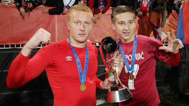 Srbt fotbalist Ivan Saponji (vlevo) a Radovan Pankov s trofej pro vtze MS do 20 let.