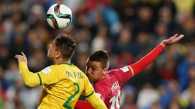 Brazilsk junior Joao Pedro (vlevo) v souboji se Sergejem Milinkoviem ze Srbska.