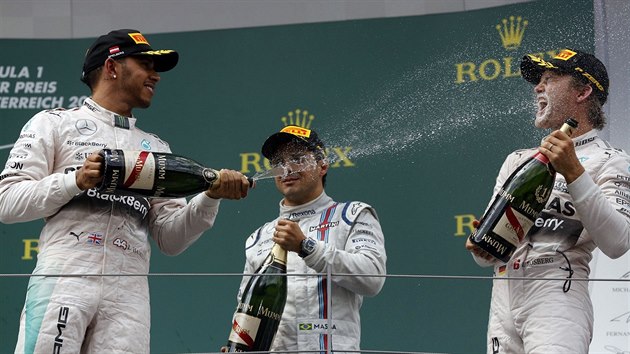 Lewis Hamilton míí proud ampaského na Nika Rosberga, svého pemoitele ve...